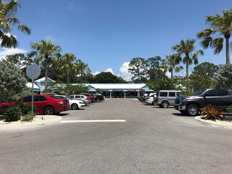 221 Tamiami Trl, Nokomis, FL à louer - Photo du bâtiment - Image 3 de 6