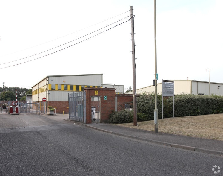 Mill Rd, Esher à louer - Photo principale - Image 1 de 12