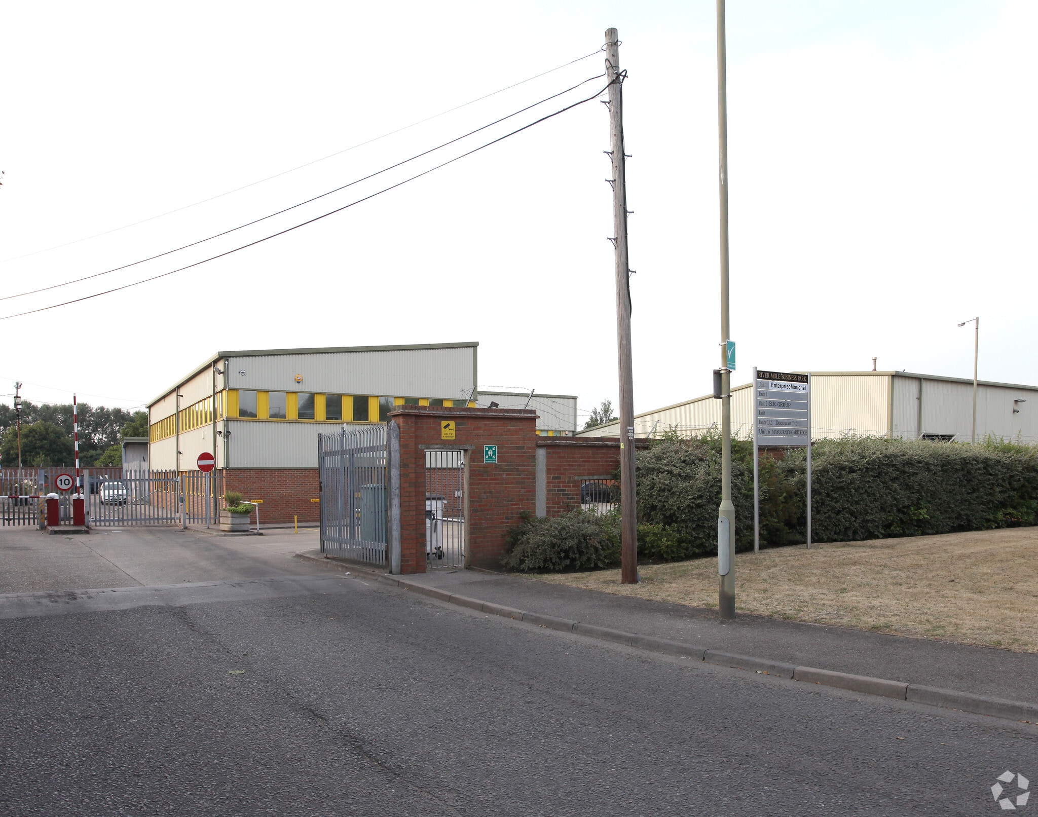 Mill Rd, Esher à louer Photo principale- Image 1 de 13