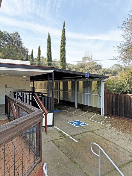 21249 Geyserville Ave, Geyserville, CA for lease - Building Photo - Image 2 of 4