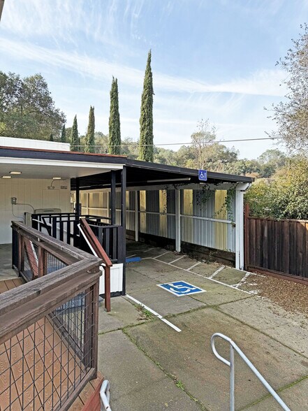 21249 Geyserville Ave, Geyserville, CA à louer - Photo du bâtiment - Image 2 de 4