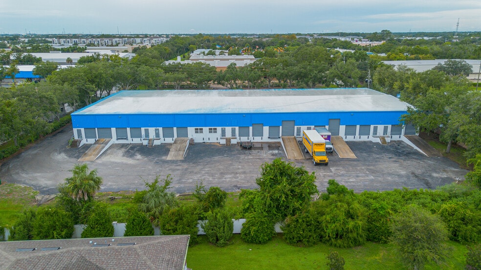 401-417 Central Park Dr, Sanford, FL for lease - Building Photo - Image 2 of 10