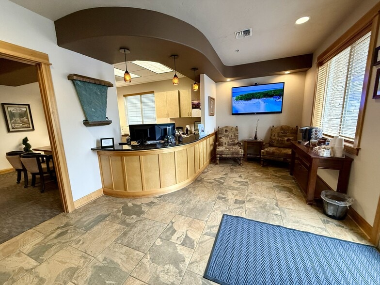 1569 SW Nancy Way, Bend, OR for lease - Building Photo - Image 2 of 19