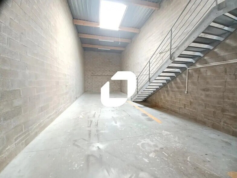 Flex in Ozoir-la-Ferrière for lease - Building Photo - Image 2 of 10