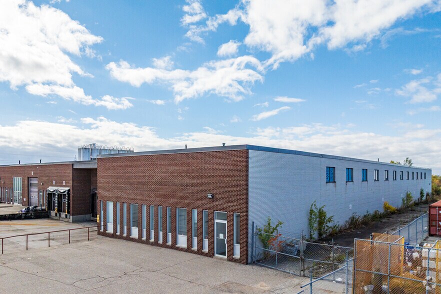 400 Flint Rd, Toronto, ON à louer - Photo du bâtiment - Image 2 de 3