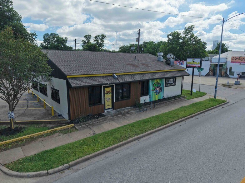 2101 E Cesar Chavez St, Austin, TX à louer - Photo du bâtiment - Image 2 de 15