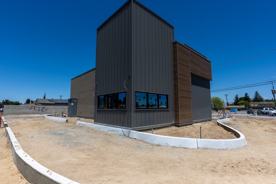 301 Airport Dr, Bakersfield, CA for lease - Primary Photo - Image 1 of 10
