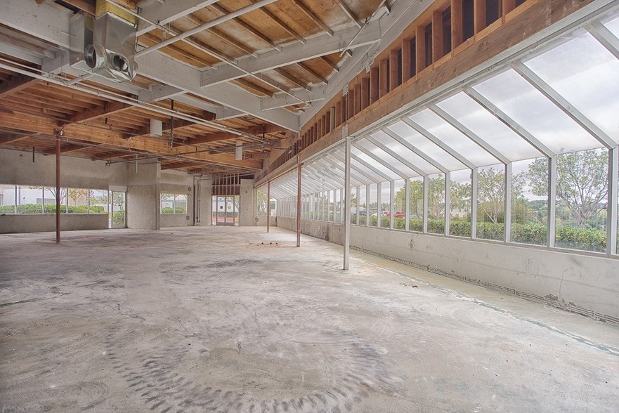 6162 Nancy Ridge Dr, San Diego, CA for sale - Interior Photo - Image 3 of 7