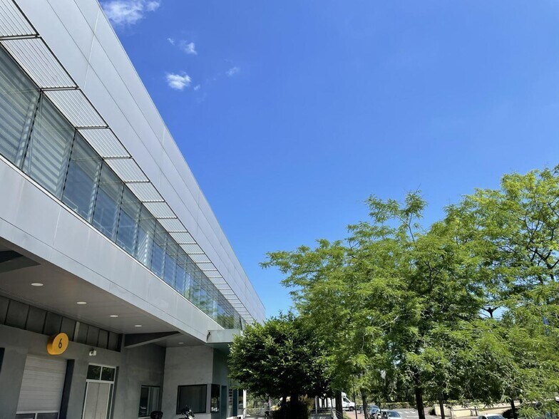 Office in Aubervilliers for lease - Building Photo - Image 1 of 19