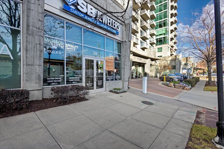 256 Pharr Rd NE, Atlanta, GA à louer - Photo du bâtiment - Image 3 de 16