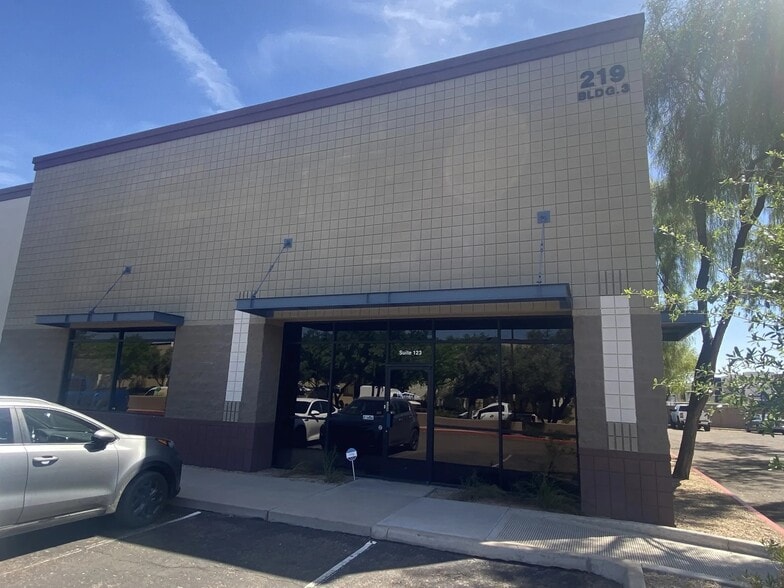 219 S William Dillard Dr, Gilbert, AZ for sale - Primary Photo - Image 1 of 7