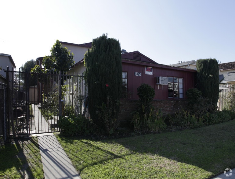13350 Victory Blvd, Van Nuys, CA for sale - Primary Photo - Image 1 of 6