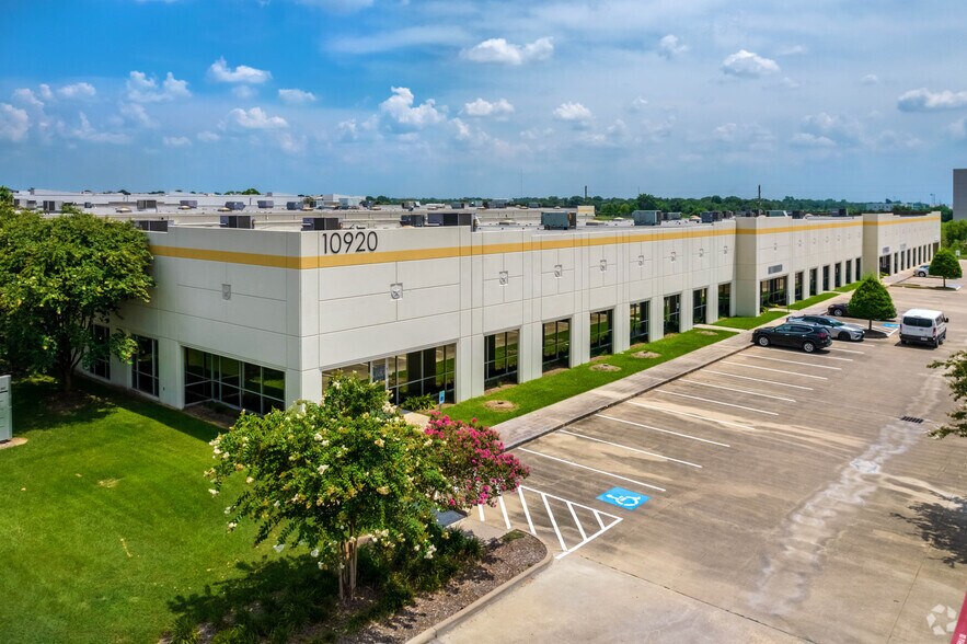 10920 W Sam Houston Pky N, Houston, TX à louer - Photo du bâtiment - Image 3 de 13