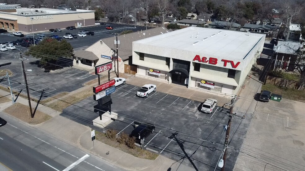 1912 W Anderson Ln, Austin, TX à louer - Photo du bâtiment - Image 2 de 9