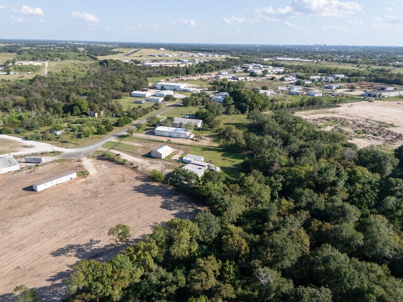 6241 Fourwinds Dr, Bryan, TX à louer - Photo du bâtiment - Image 2 de 3