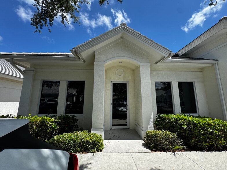 3447 Pine Ridge Rd, Naples, FL for lease - Primary Photo - Image 3 of 4
