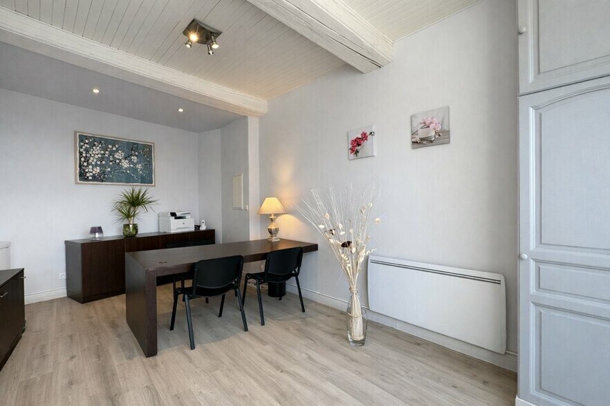 Retail in Limonest for sale - Interior Photo - Image 1 of 7
