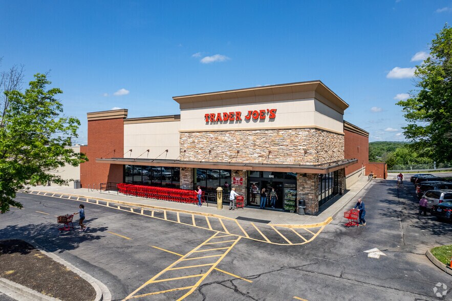 8027 Kingston Pike, Knoxville, TN for lease - Primary Photo - Image 1 of 8
