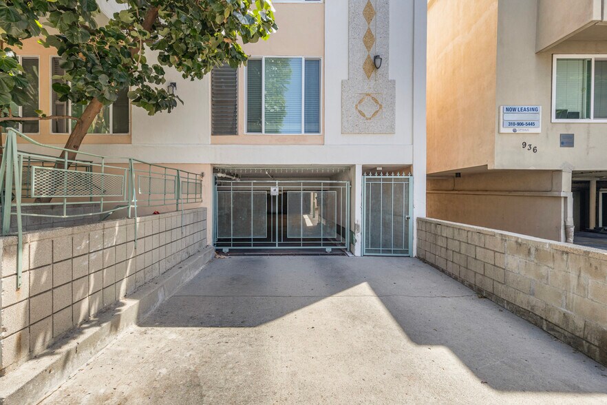944 N Orange Grove Ave, Los Angeles, CA à vendre - Photo du bâtiment - Image 3 de 25