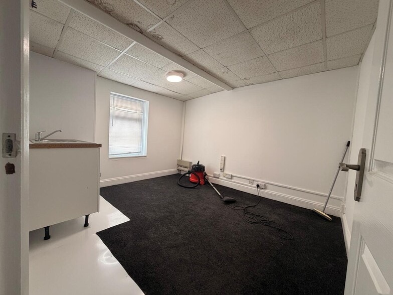 Hurricane Way, Wickford for lease - Interior Photo - Image 3 of 6
