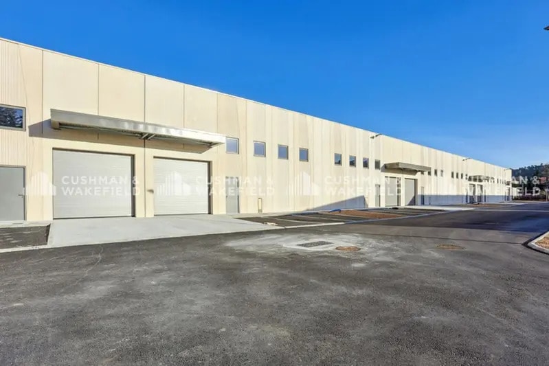 Flex in Les Pennes-Mirabeau for lease - Building Photo - Image 1 of 8
