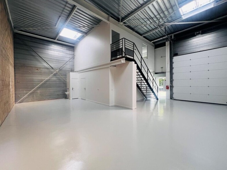 570 Rue Du Valibout, Plaisir for lease - Building Photo - Image 2 of 12