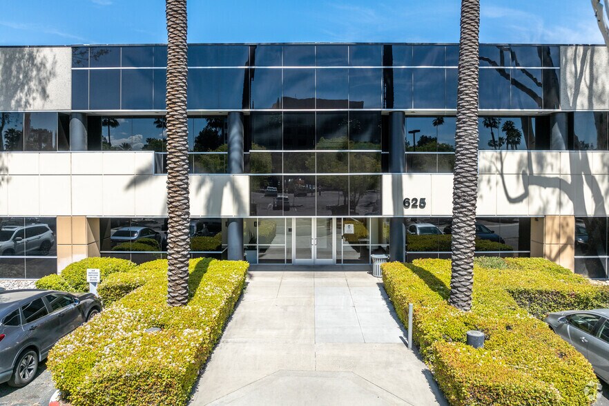 625 E Carnegie Dr, San Bernardino, CA à louer - Photo du bâtiment - Image 2 de 6