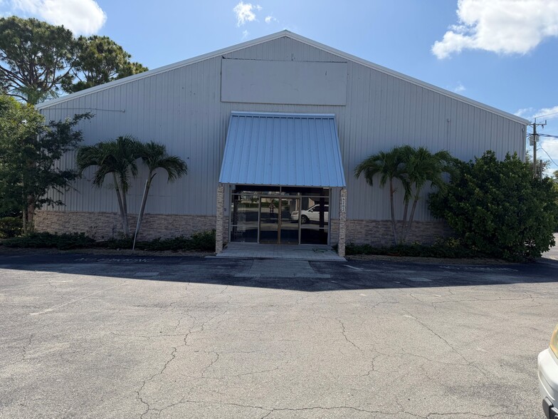4200 Tamiami Trl N, Naples, FL for lease - Building Photo - Image 2 of 11