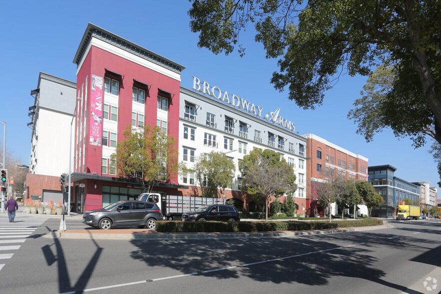 184 W Center Street Promenade, Anaheim, CA for lease - Building Photo - Image 1 of 7