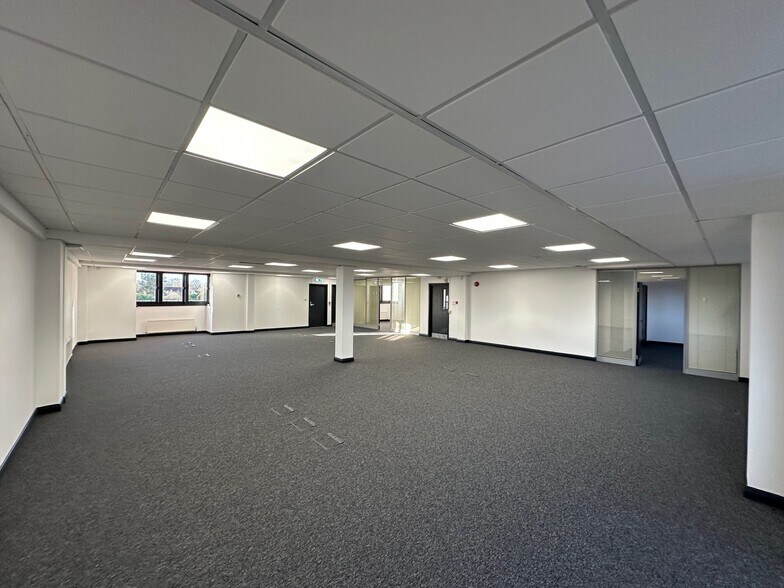 22 Station Rd, Gerrards Cross à louer - Photo du bâtiment - Image 3 de 8