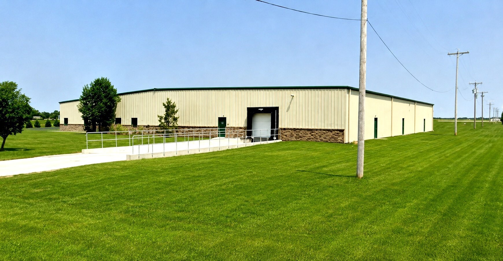 23201 Roemer Rd, Woodburn, IN à louer Photo du bâtiment- Image 1 de 12