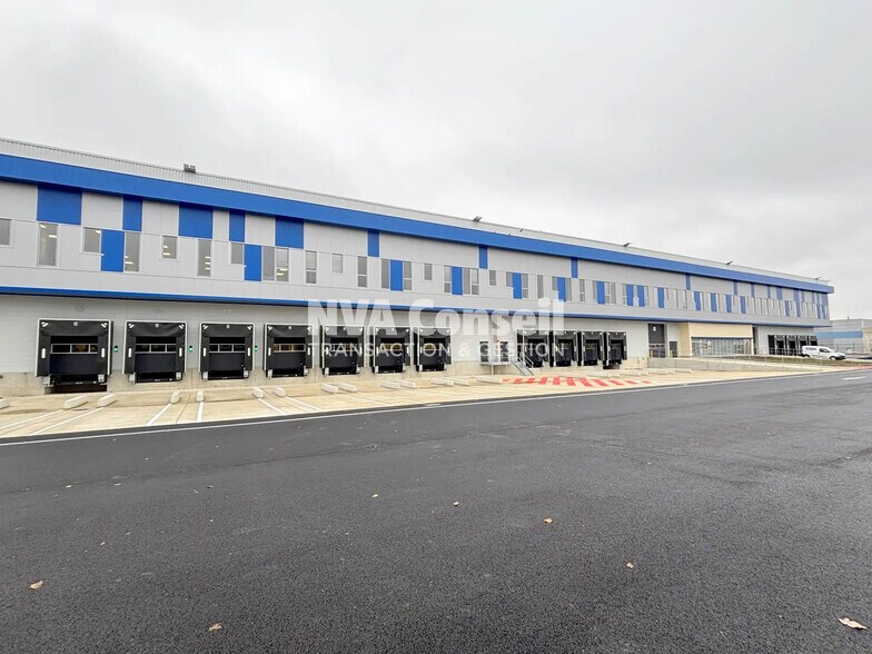 Industrial in Éragny for lease - Building Photo - Image 3 of 14