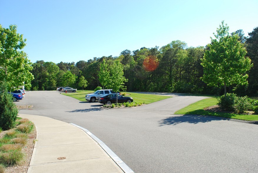 1575 Iyannough Rd, Hyannis, MA à vendre - Photo du bâtiment - Image 1 de 34