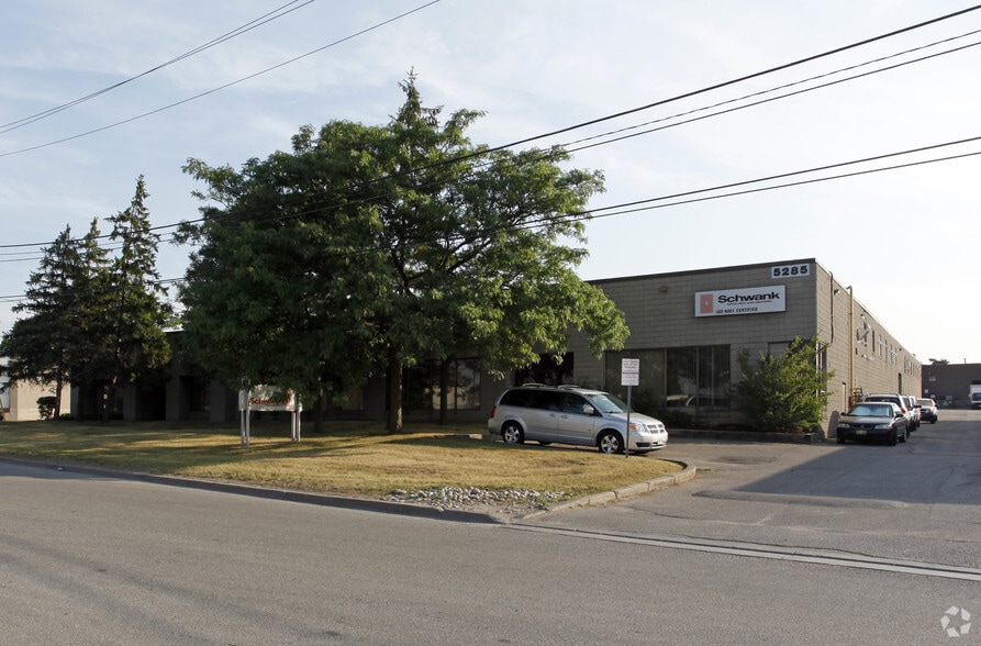 5285 Bradco Blvd, Mississauga, ON for lease - Primary Photo - Image 1 of 2