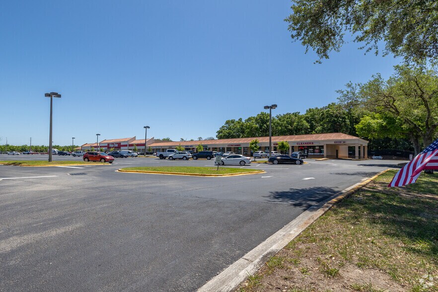 1531 Monument Rd, Jacksonville, FL à louer - Photo du bâtiment - Image 3 de 6