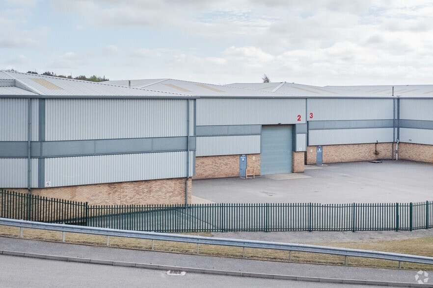 Century Park portfolio of 2 properties for sale on LoopNet.ca - Primary Photo - Image 2 of 3