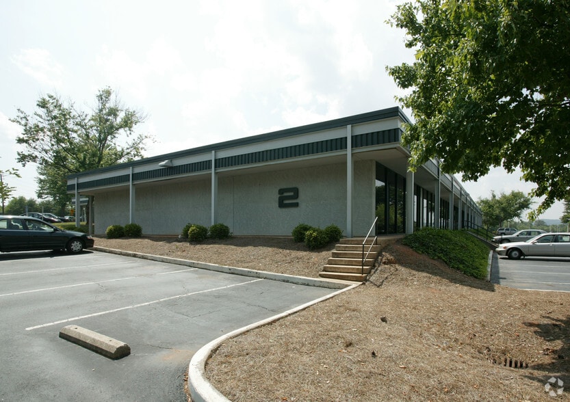 25 Woods Lake Rd, Greenville, SC à louer - Photo du bâtiment - Image 2 de 25