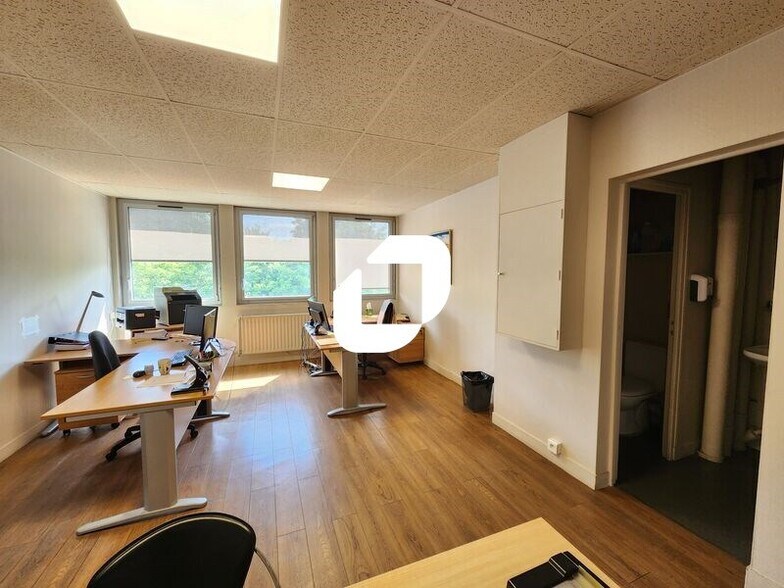 Office in Le Chesnay-Rocquencourt for lease - Interior Photo - Image 2 of 9