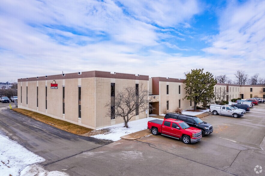 16255-16351 W Lincoln Ave, New Berlin, WI à louer - Photo du bâtiment - Image 3 de 7