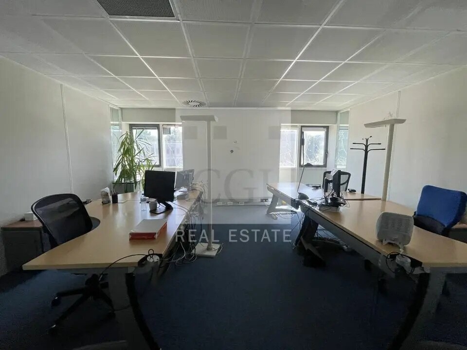 Office in Eybens for lease Interior Photo- Image 1 of 10