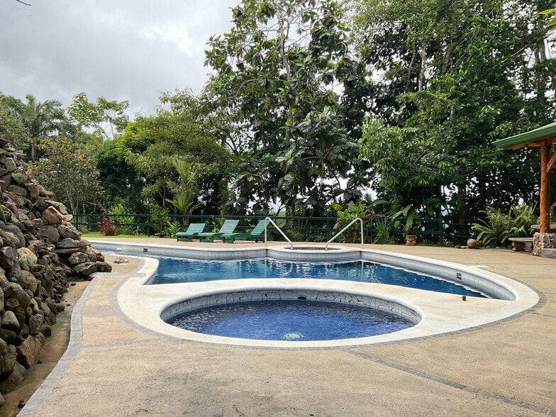 à vendre - Photo du bâtiment - Image 3 de 16