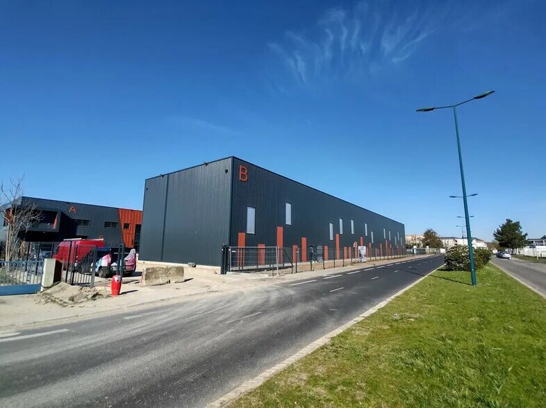 Industriel dans SAINT-OUEN-L'AUMONE à louer - Photo du bâtiment - Image 1 de 2