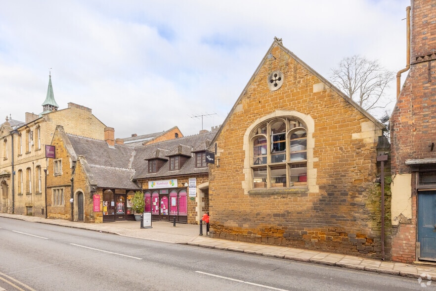 82-84 Watling St E, Towcester for lease - Primary Photo - Image 1 of 6