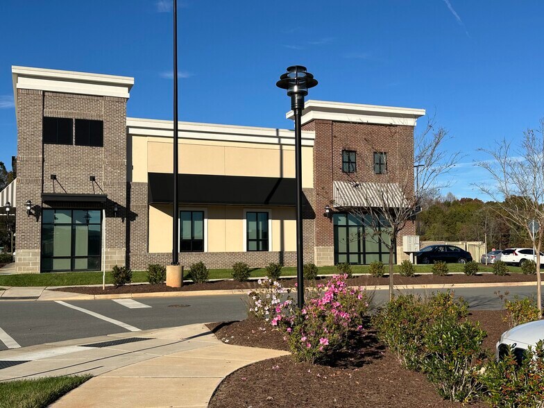 14013 N Creek Village Dr, Huntersville, NC à louer - Photo du bâtiment - Image 3 de 4