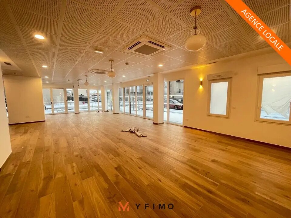 Flex in Aubergenville for lease Interior Photo- Image 1 of 7