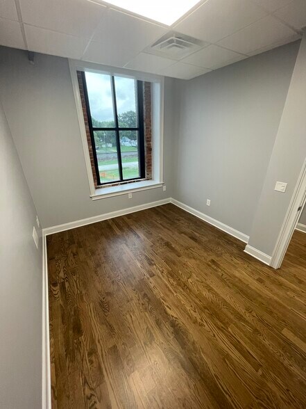 218 E Main St, Clayton, NC à louer - Photo intérieure - Image 3 de 12