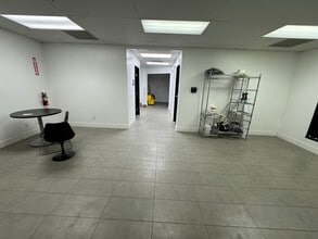 3585 N Del Sol, Palm Springs, CA for lease Interior Photo- Image 2 of 14
