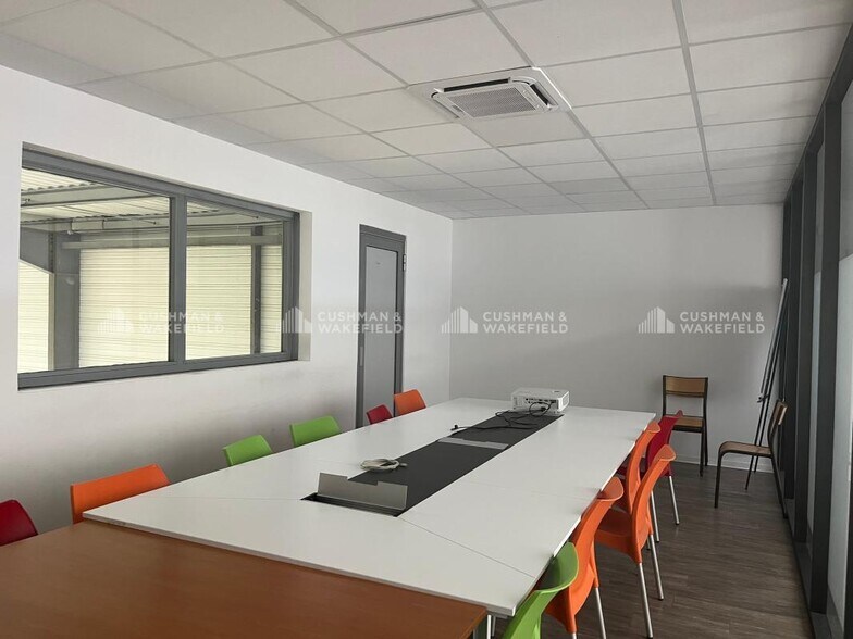 Flex in Le Luc for lease - Interior Photo - Image 3 of 9