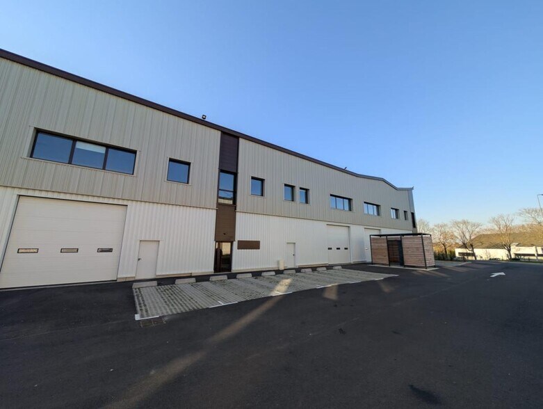 Flex in Osny for lease - Building Photo - Image 2 of 6