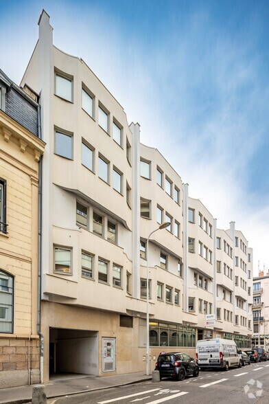 Office in Lyon for lease - Building Photo - Image 2 of 4
